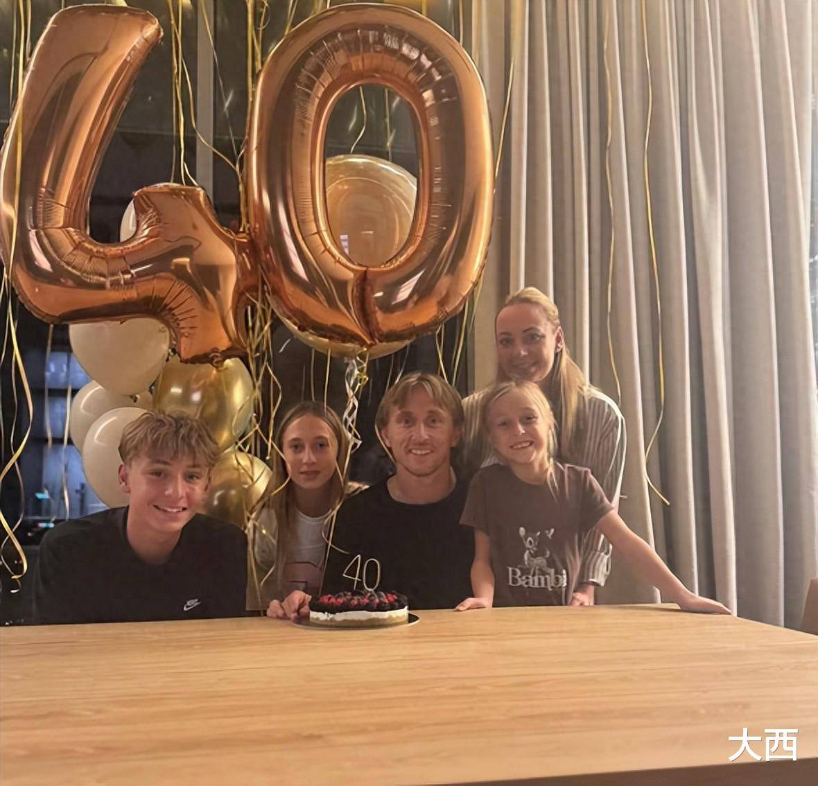 莫德里奇庆祝40岁生日，仍是巨星，一家5口高颜值，和娇妻很恩爱